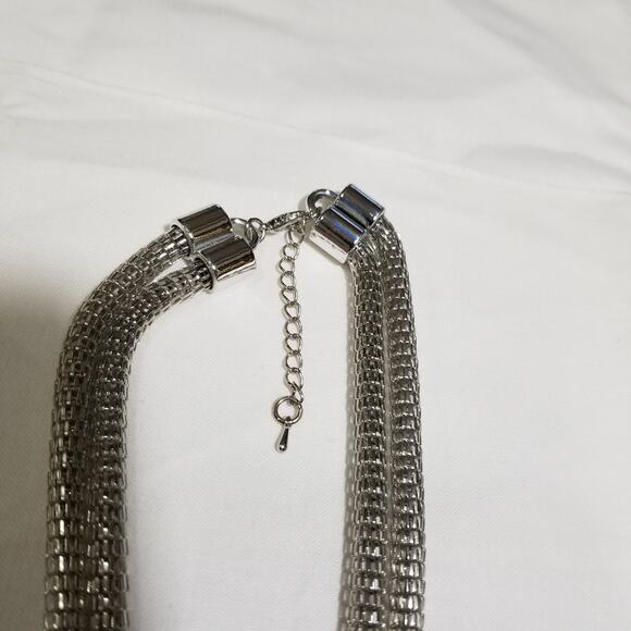 Lightweight silvertone necklace - Picture 4 of 5